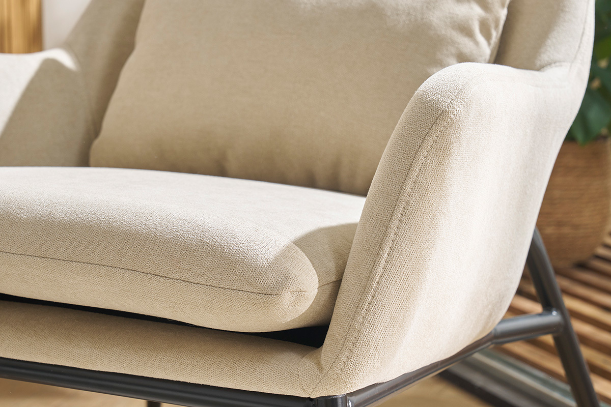 Fauteuil design en tissu effet velours beige et m�tal noir MAXINE