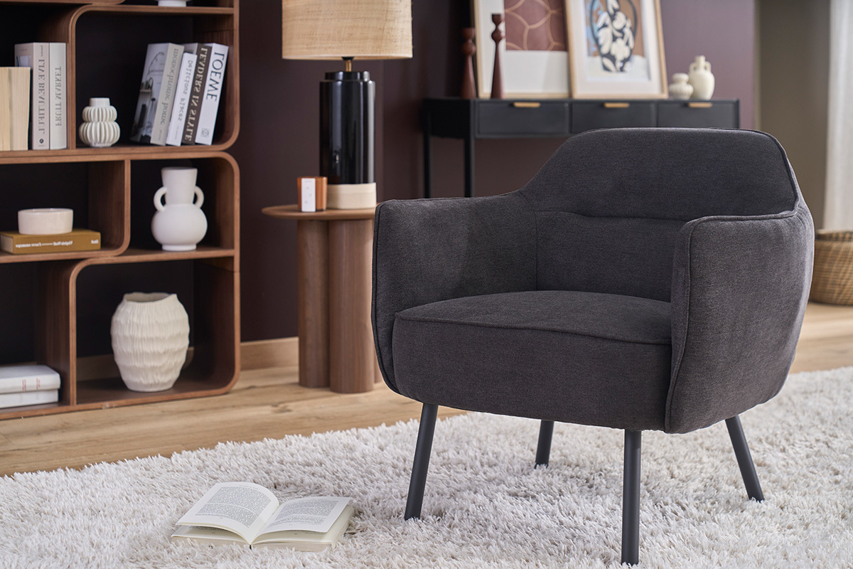 Fauteuil design LAURENS en tissu velours gris fonc�, vue de trois quarts avec d�cor int�rieur.