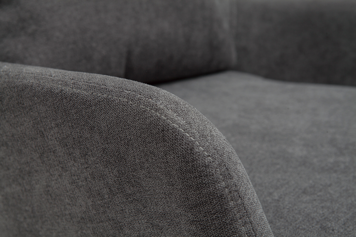 Gros plan sur le tissu effet velours gris fonc� du fauteuil design MAXINE.