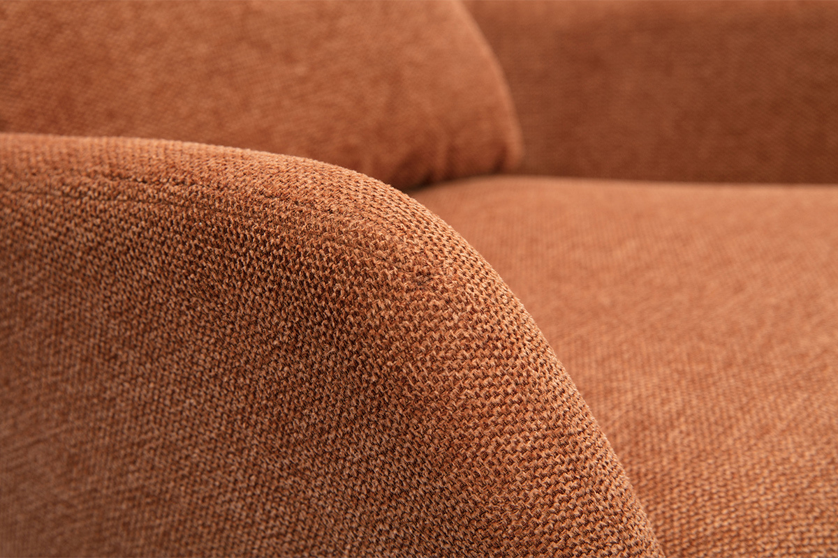 D�tail du tissu effet velours terre br�l�e du fauteuil MAXINE.