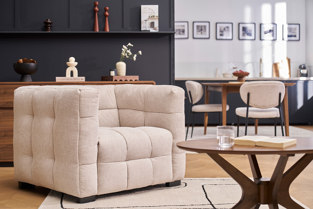 Fauteuil design en tissu effet velours textur� beige CORTO