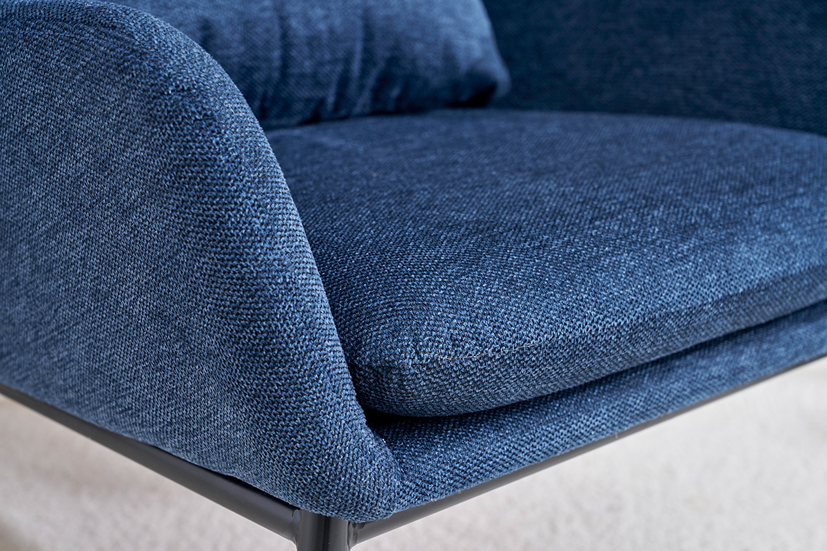 D�tail du tissu effet velours textur� bleu fonc� d'un fauteuil avec structure en m�tal noir.