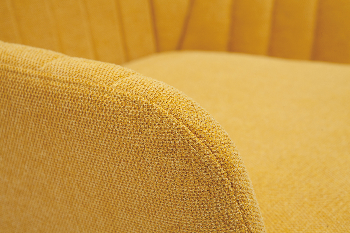 D�tail d'un fauteuil GASTON en tissu effet velours textur� jaune moutarde, angle rapproch� sur le rembourrage.