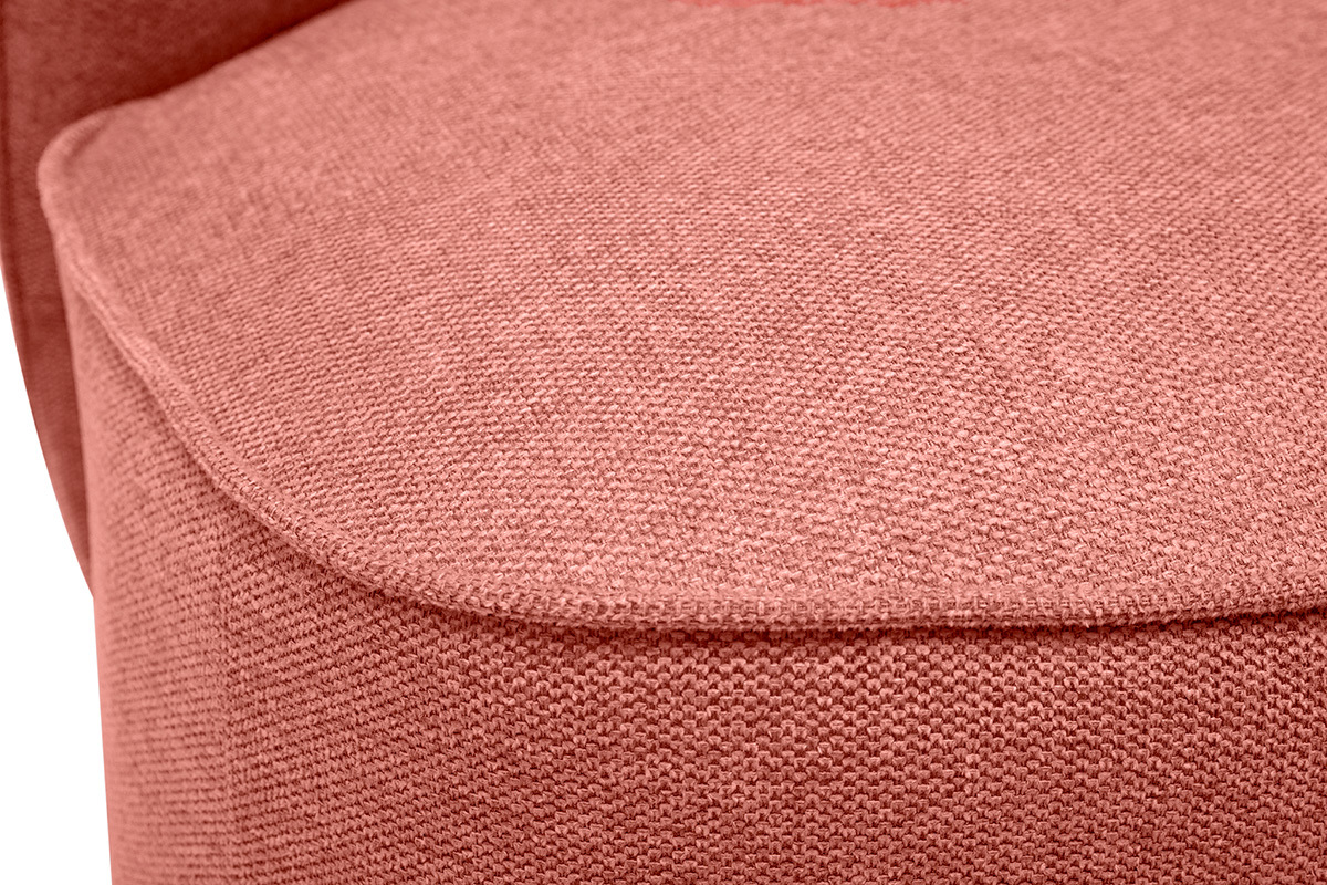 Gros plan sur le tissu textur� effet velours terracotta du fauteuil AMBER.