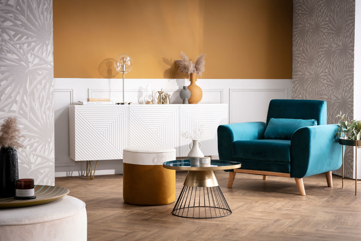 Fauteuil en tissu bleu fonc� et bois fonc� EKTOR