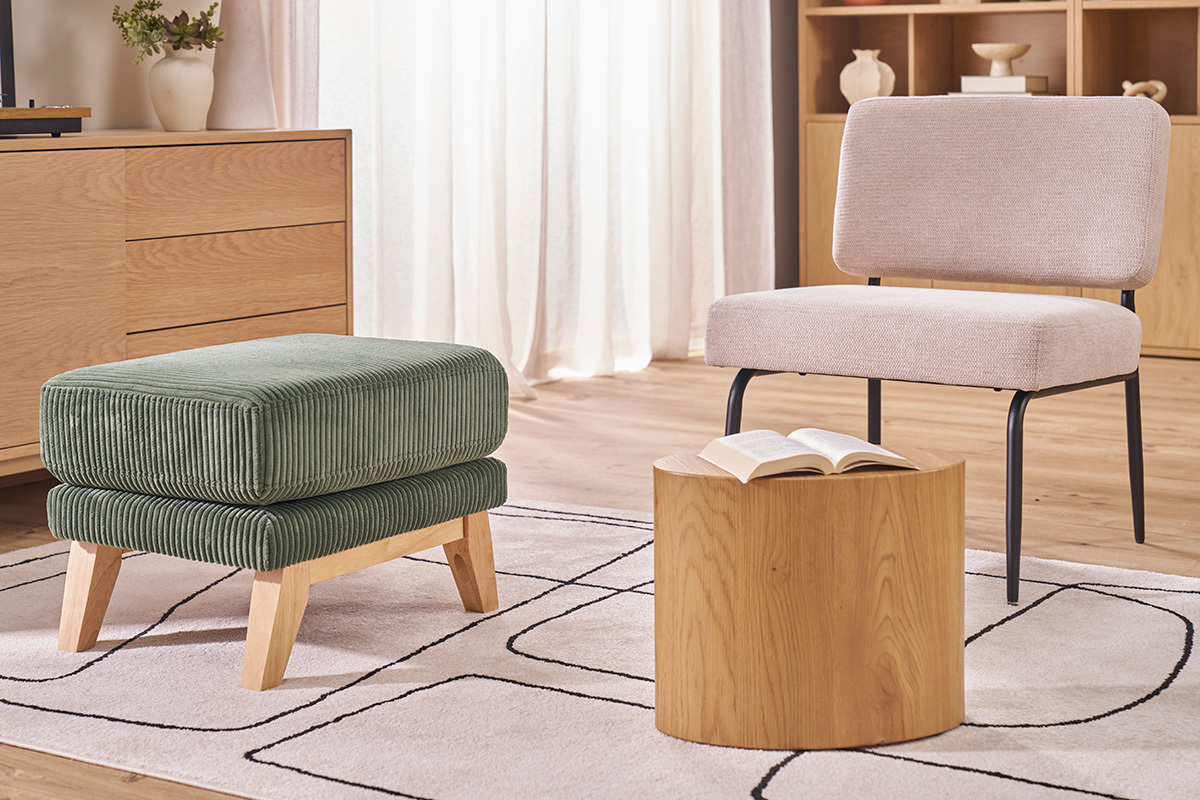 Fauteuil VEDANA en tissu chenille beige avec structure en m�tal noir, vue de face dans un salon.