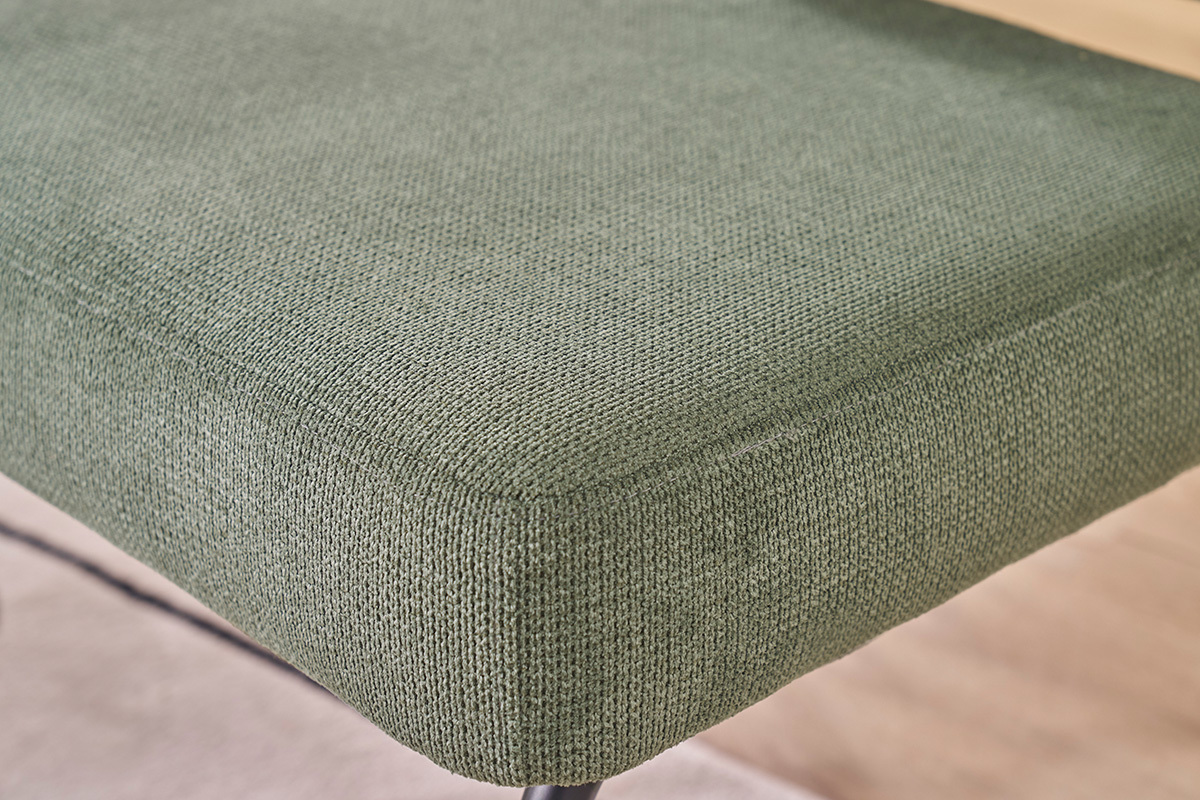 Gros plan sur tissu chenille vert kaki du fauteuil VEDANA.
