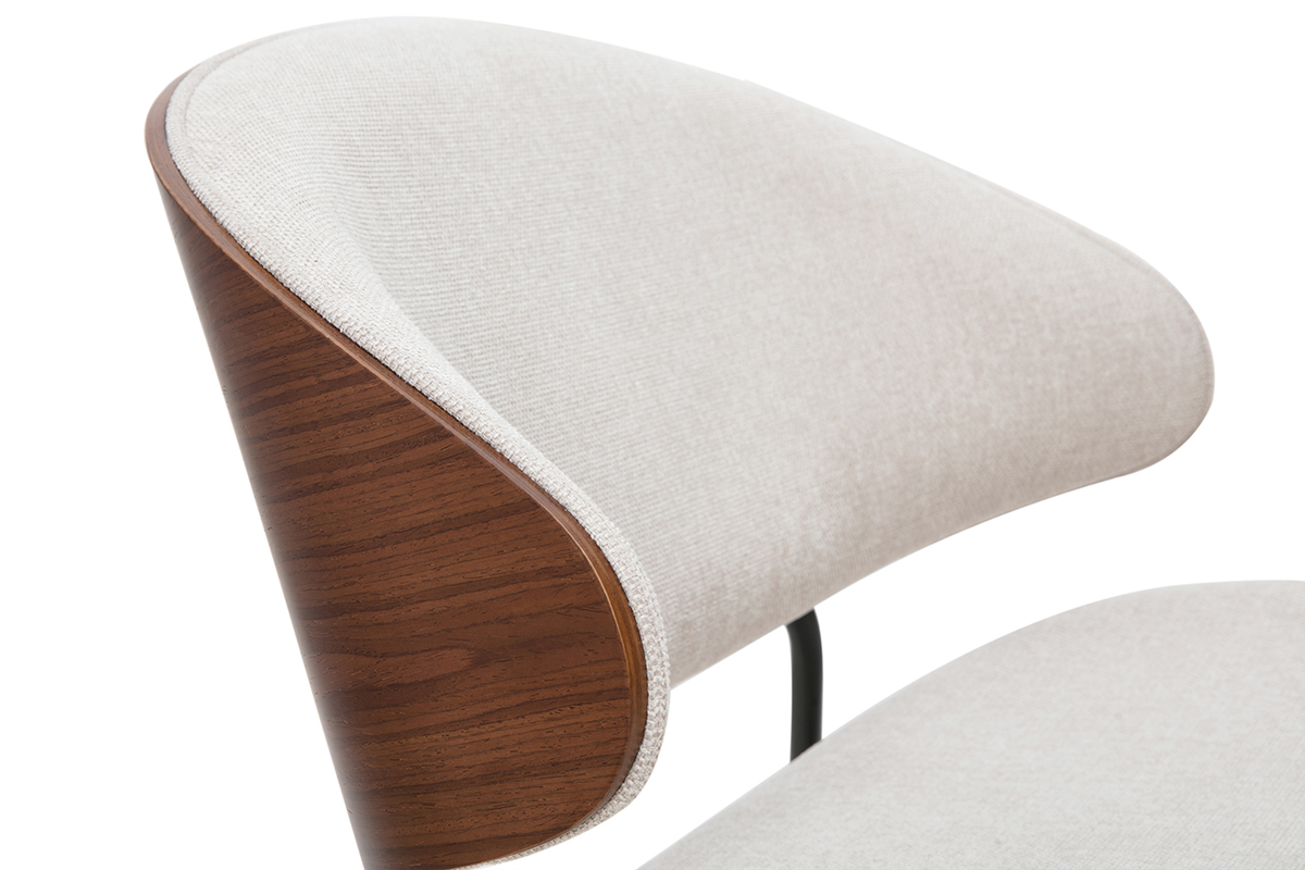 D�tail du dossier et de l'assise d'un fauteuil en tissu beige avec bois fonc� et m�tal noir.