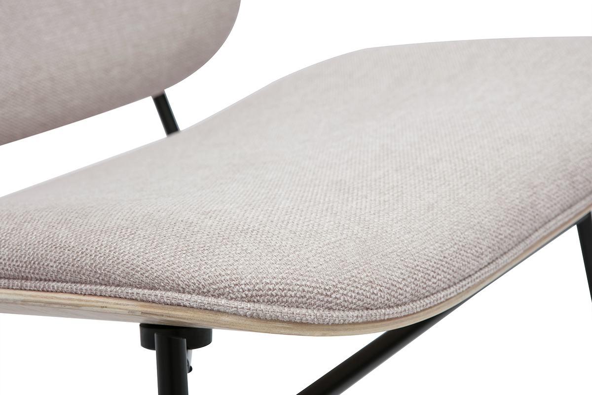 D�tail du tissu effet velours textur� beige du fauteuil SHELBY avec structure en m�tal noir.