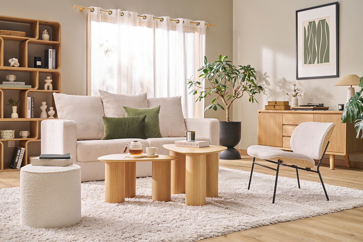 Fauteuil SHELBY beige en tissu et m�tal noir dans un salon moderne avec canap� et tables en bois.