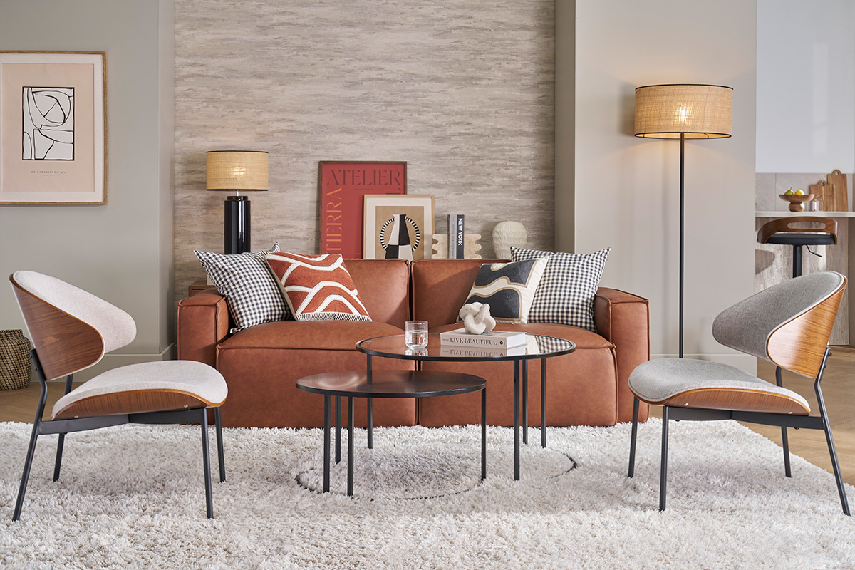 Fauteuil en tissu gris et m�tal noir dans un salon moderne, avec canap� cuir.