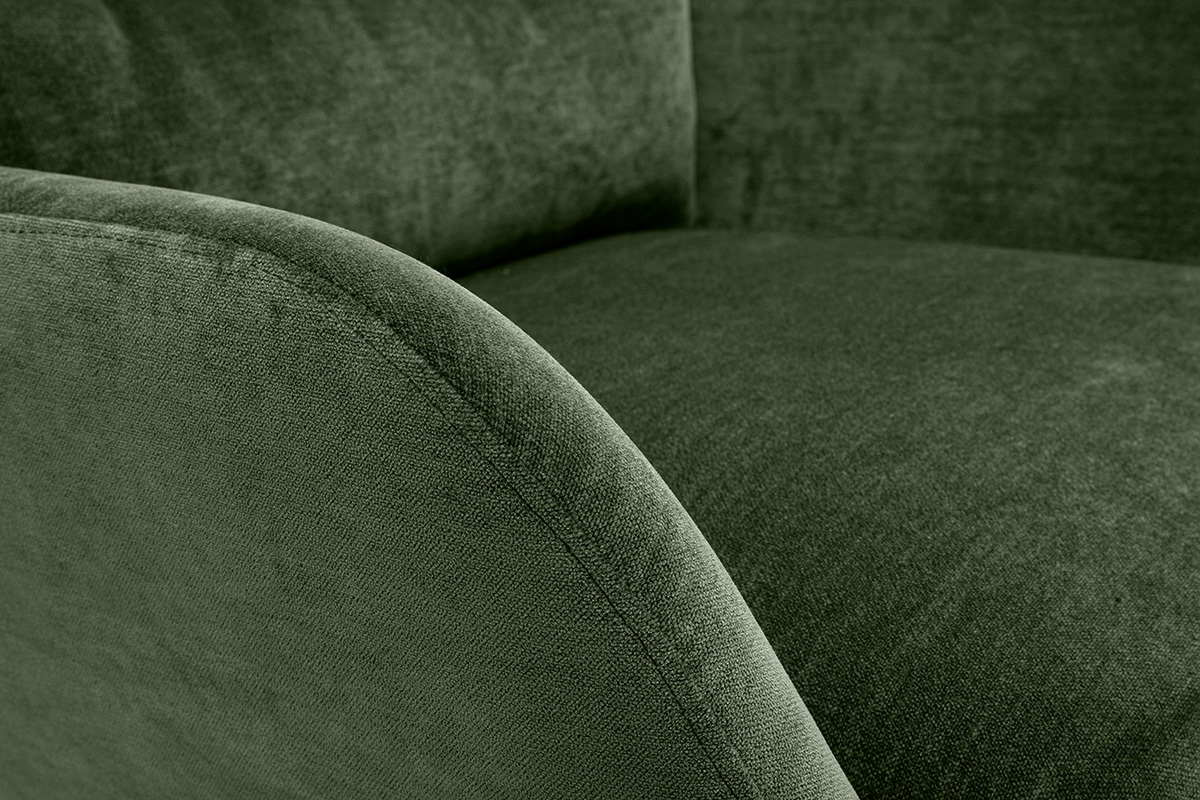 D�tail du fauteuil en tissu effet velours vert kaki avec angles arrondis.