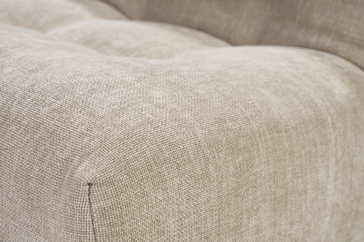 Gros plan sur le tissu effet velours textur� taupe du fauteuil lounge BUMPY.