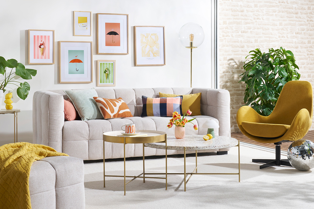 Fauteuil pivotant design en tissu effet velours jaune moutarde et m�tal noir ANDY