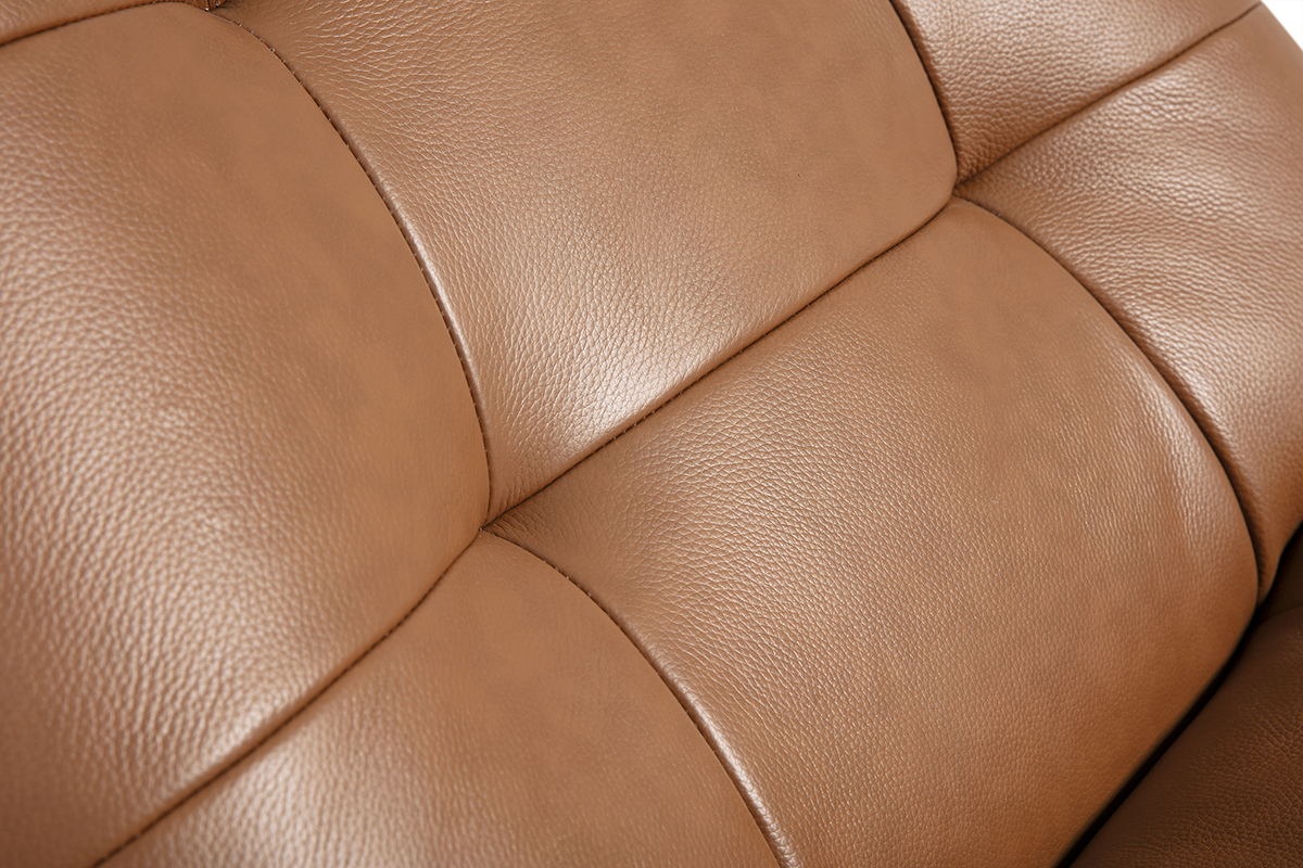 D�tail du cuir marron capitonn� du fauteuil pivotant HUXLEY, vue rapproch�e