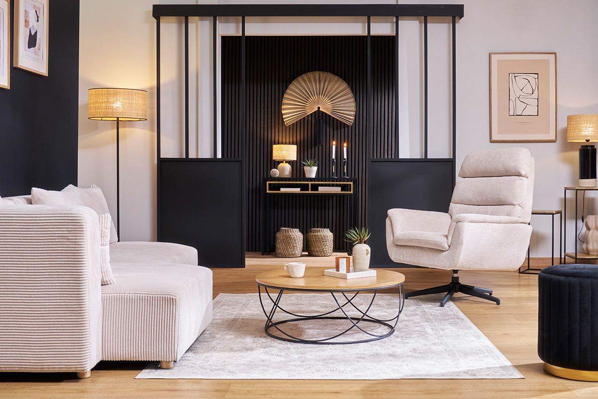 Salon industriel et moderne avec fauteuil pivotant JONAH en tissu chenille beige et m�tal noir et canap� beige en velours