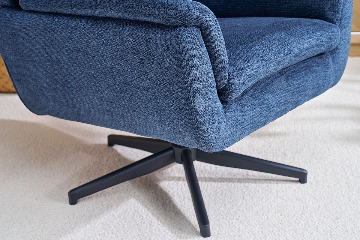 Fauteuil pivotant bleu fonc� en tissu chenille avec base en m�tal noir, vue partielle.