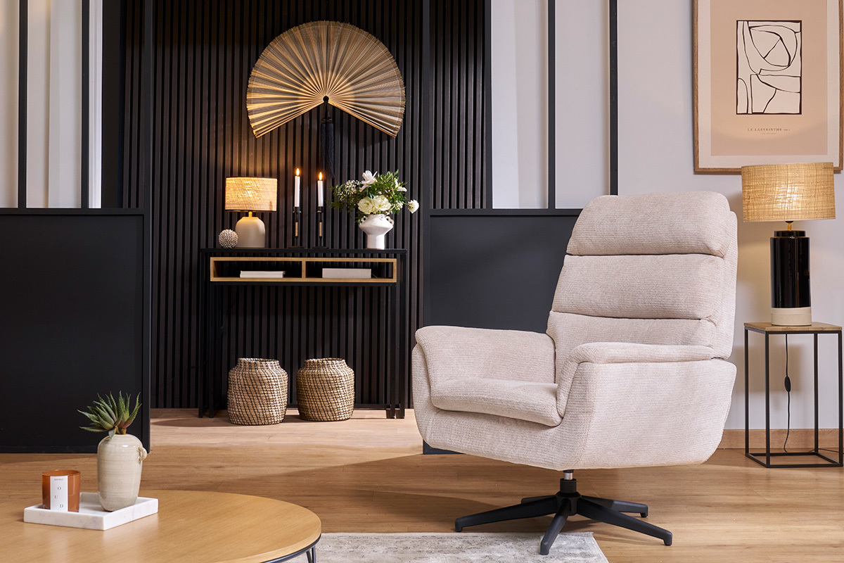 Fauteuil pivotant beige en tissu chenille avec base en m�tal noir, dans un salon �l�gant.