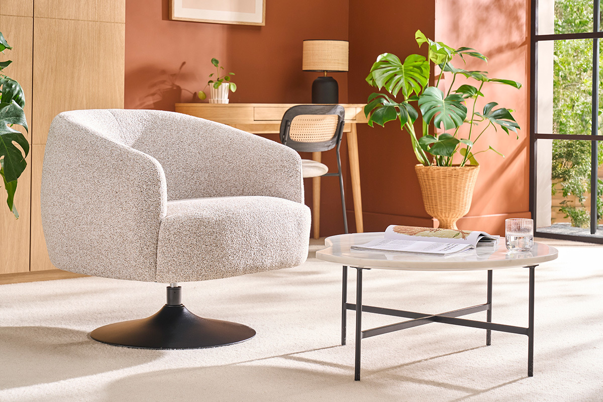Fauteuil pivotant en tissu effet bouclette beige et m�tal noir BOWIE