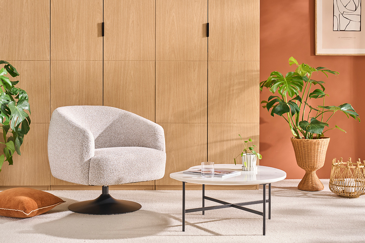 Fauteuil pivotant en tissu effet bouclette beige et m�tal noir BOWIE