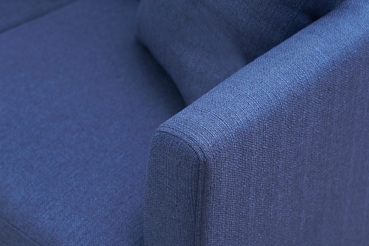 D�tail du tissu bleu fonc� du fauteuil scandinave OSLO avec accoudoir.