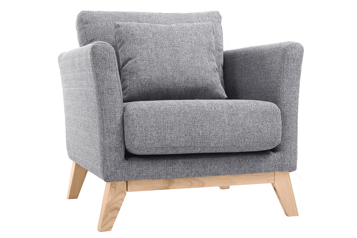 Fauteuil scandinave en tissu gris clair avec pieds en bois clair, vue trois quarts.
