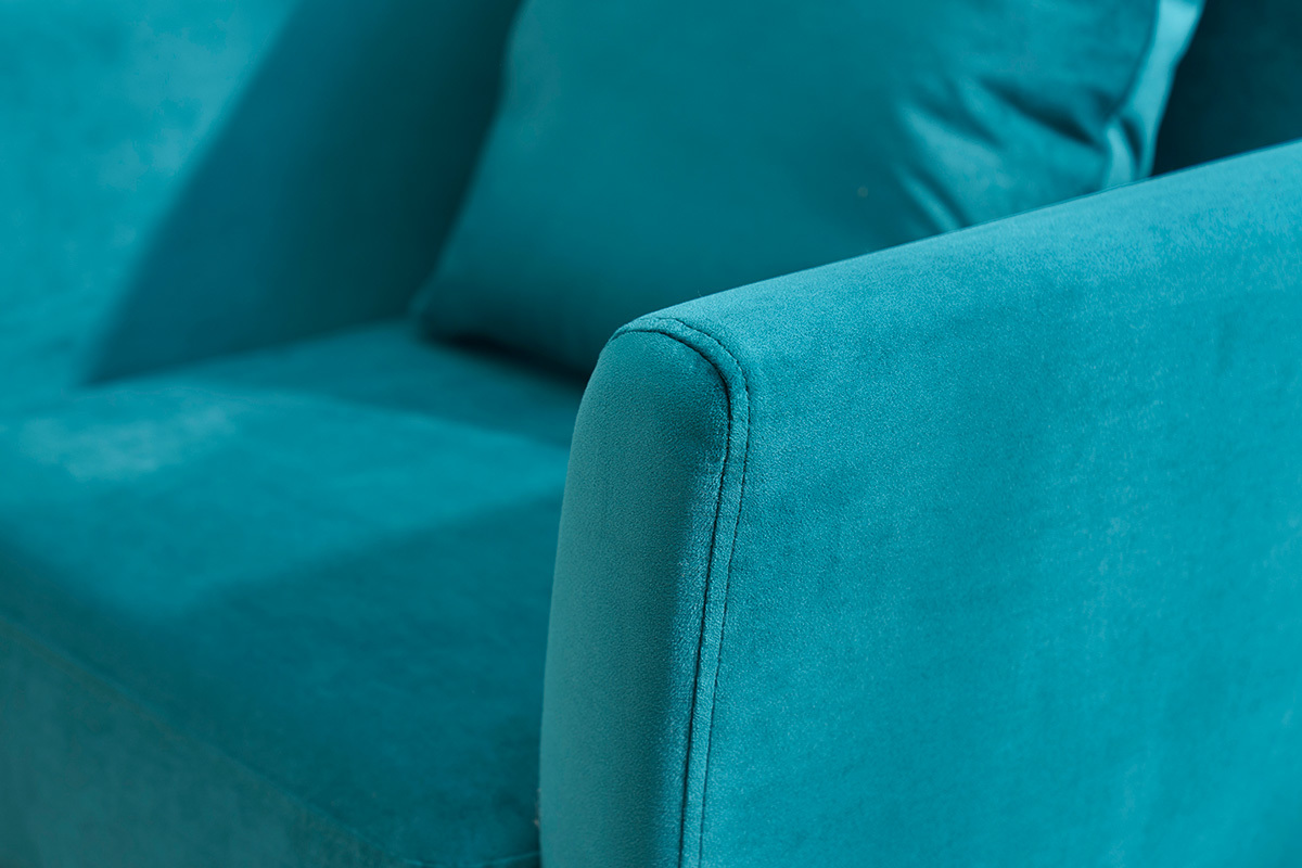 Gros plan sur l'accoudoir du fauteuil velours bleu p�trole OSLO.