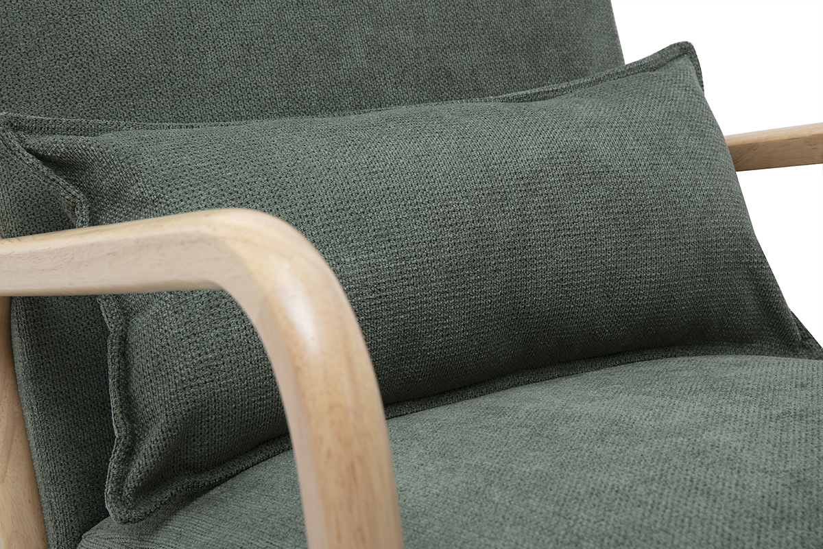 D�tail du fauteuil scandinave DERRY en tissu chenille vert kaki et bois clair, avec coussin d'appoint.