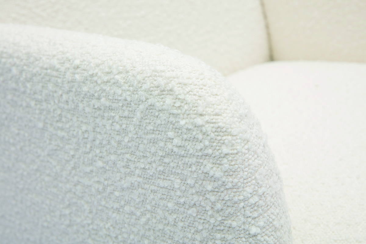 Fauteuil scandinave en tissu effet laine boucl�e blanc cass� et bois clair ISKO