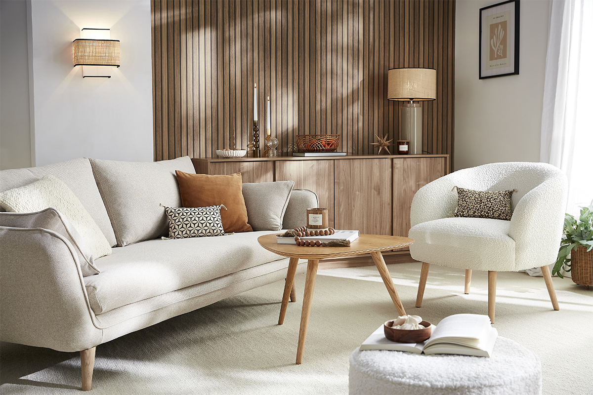 Fauteuil scandinave en tissu effet laine boucl�e blanc cass� et bois clair MAGGIE