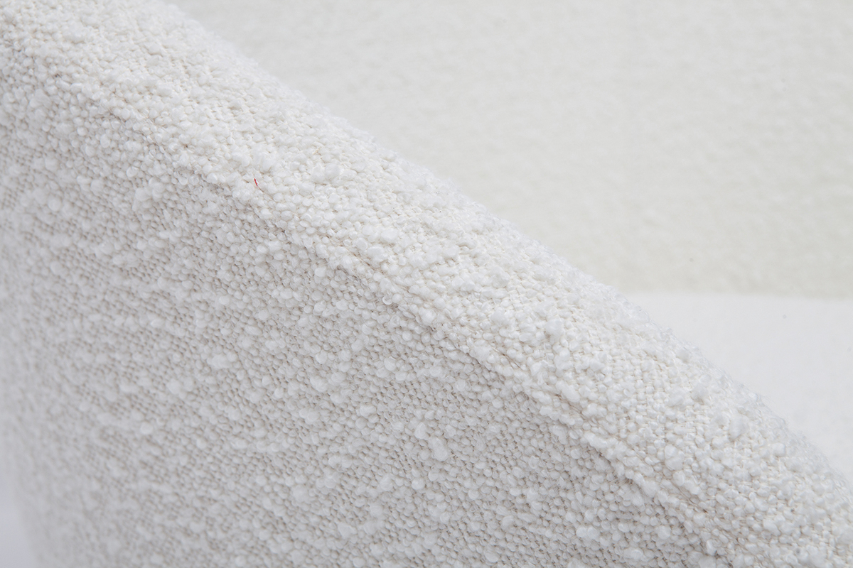 Fauteuil scandinave en tissu effet laine boucl�e blanc cass� et bois clair OLIVIA