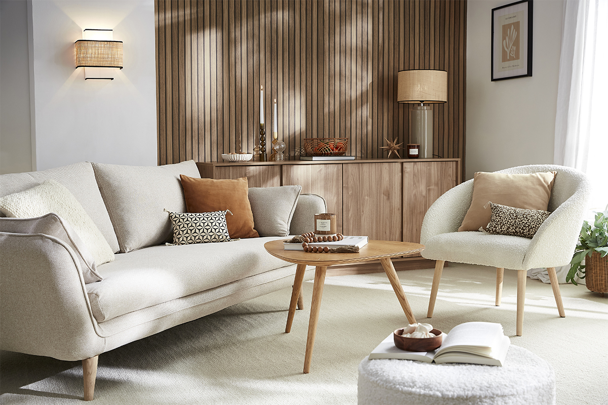 Fauteuil scandinave en tissu effet laine boucl�e blanc cass� et bois clair OLIVIA