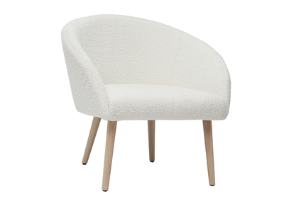 Fauteuil scandinave en tissu effet laine boucl&eacute;e blanc cass&eacute; et bois clair OLIVIA