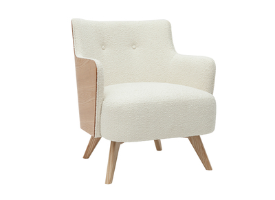 Fauteuil scandinave en tissu effet laine boucl&eacute;e blanc cass&eacute; et bois clair VALMY