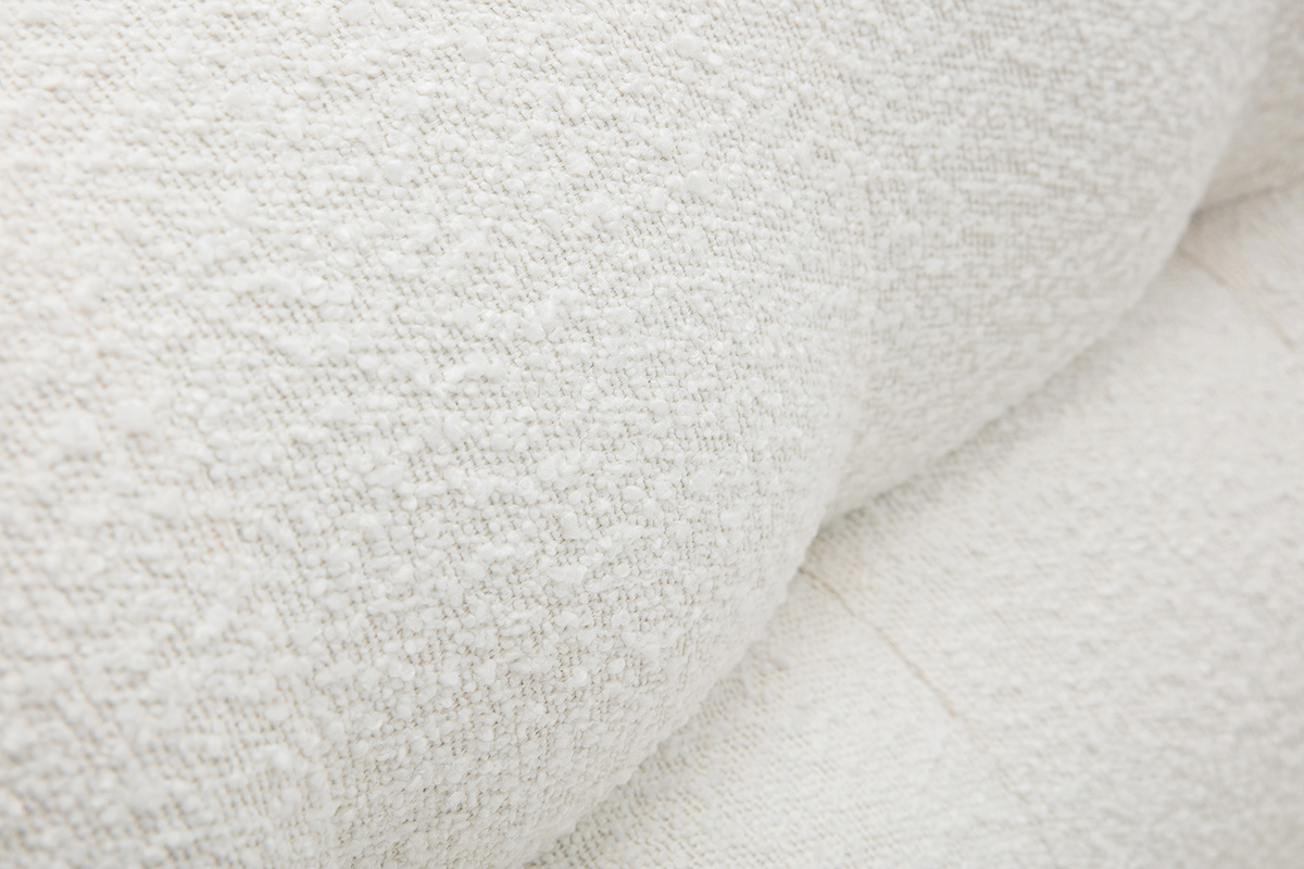 Fauteuil scandinave en tissu effet laine boucl�e blanc et bois clair YUMI