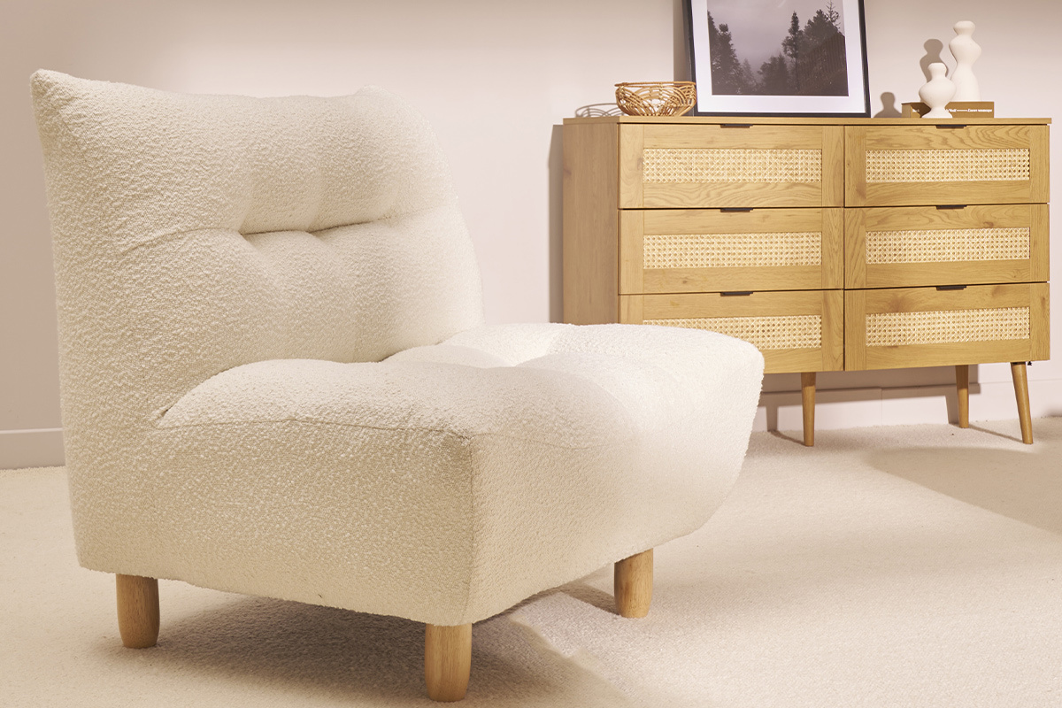Fauteuil scandinave en tissu effet laine boucl�e blanc et bois clair YUMI