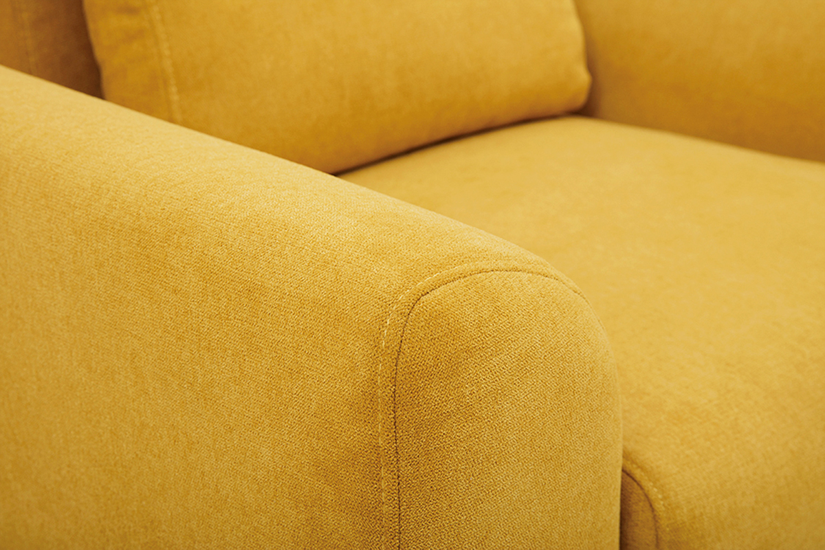 D�tail du fauteuil scandinave EKTOR en tissu effet velours jaune moutarde, vue rapproch�e des accoudoirs.