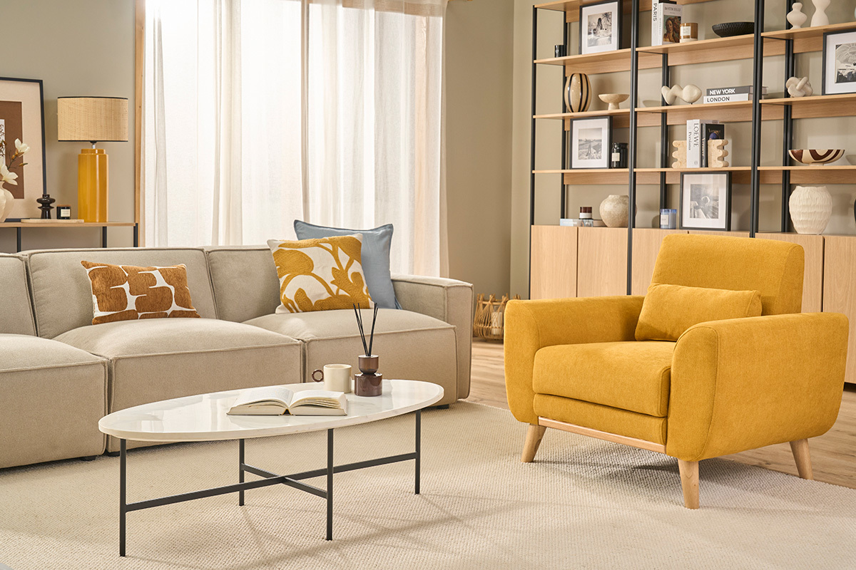 Fauteuil scandinave EKTOR en tissu effet velours jaune moutarde, c�t� droit, avec accoudoirs et coussin.