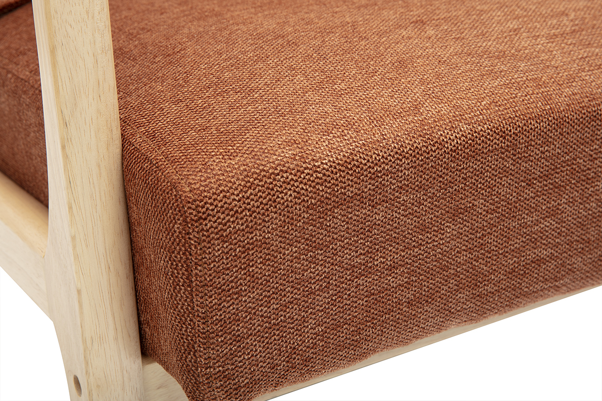 D�tail du tissu effet velours couleur terre br�l�e et structure en bois clair du fauteuil DERRY.