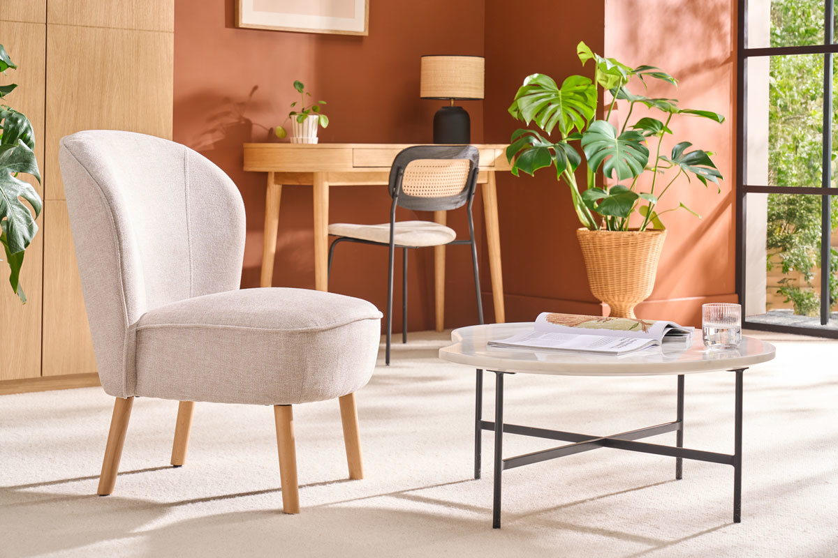 Fauteuil scandinave en tissu effet velours textur� beige et bois clair AMANITA