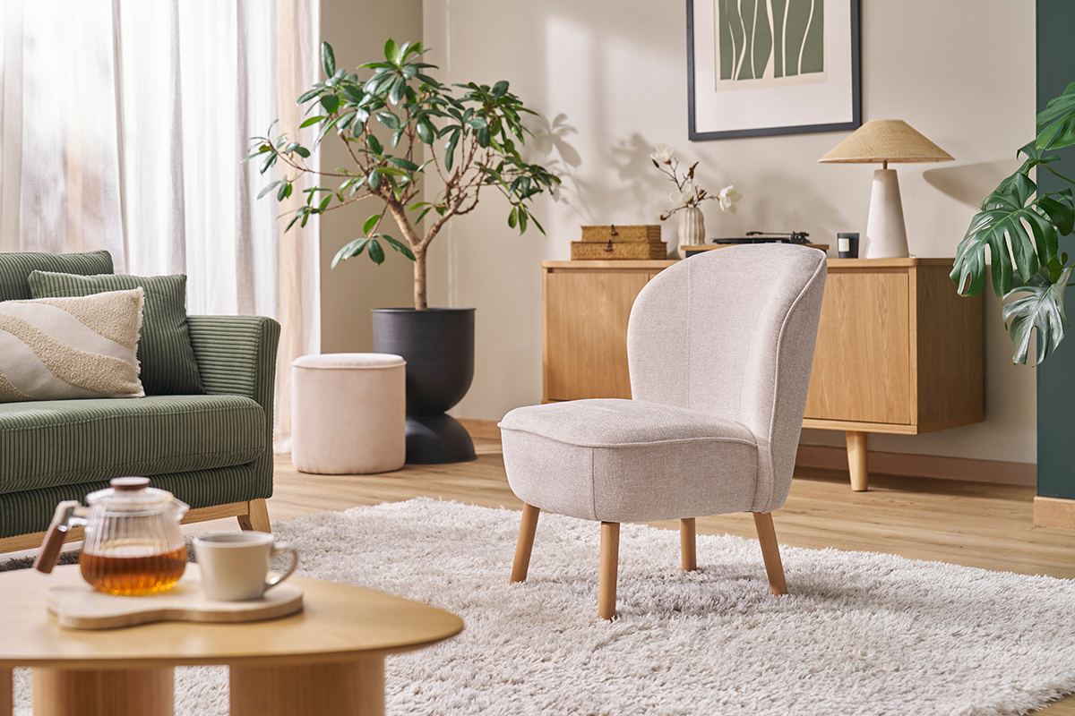 Fauteuil scandinave en tissu effet velours textur� beige et bois clair AMANITA