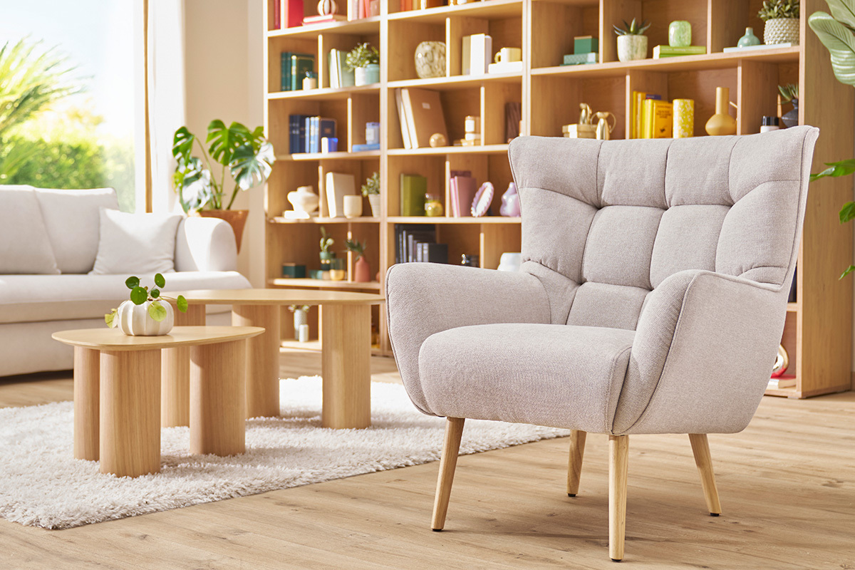 Fauteuil scandinave en tissu effet velours textur� beige et bois clair AVERY