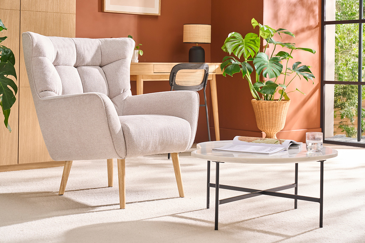Fauteuil scandinave en tissu effet velours textur� beige et bois clair AVERY
