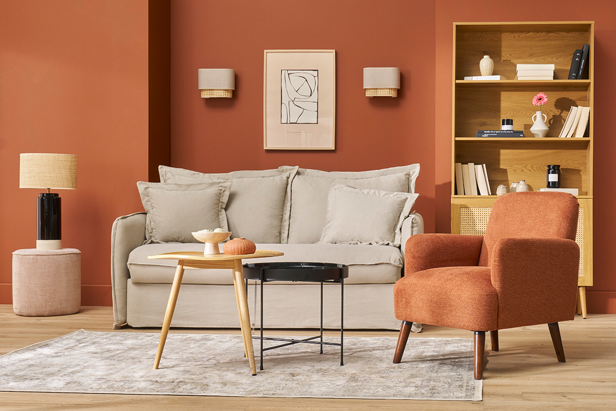 Salon avec canap�, fauteuil en tissu orange, table basse en bois et �tag�re.