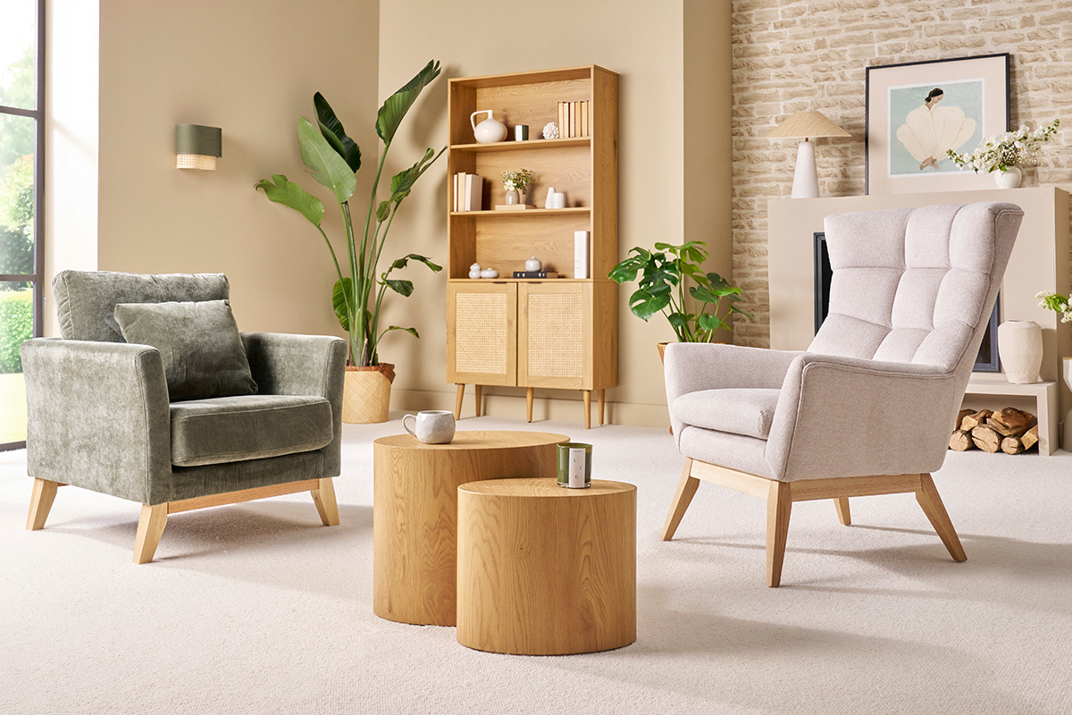 Fauteuil scandinave en tissu effet velours textur� naturel et bois clair BRODY