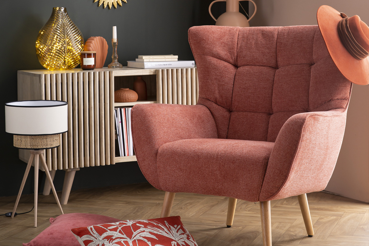 Fauteuil scandinave en tissu effet velours textur� terracotta et bois clair AVERY
