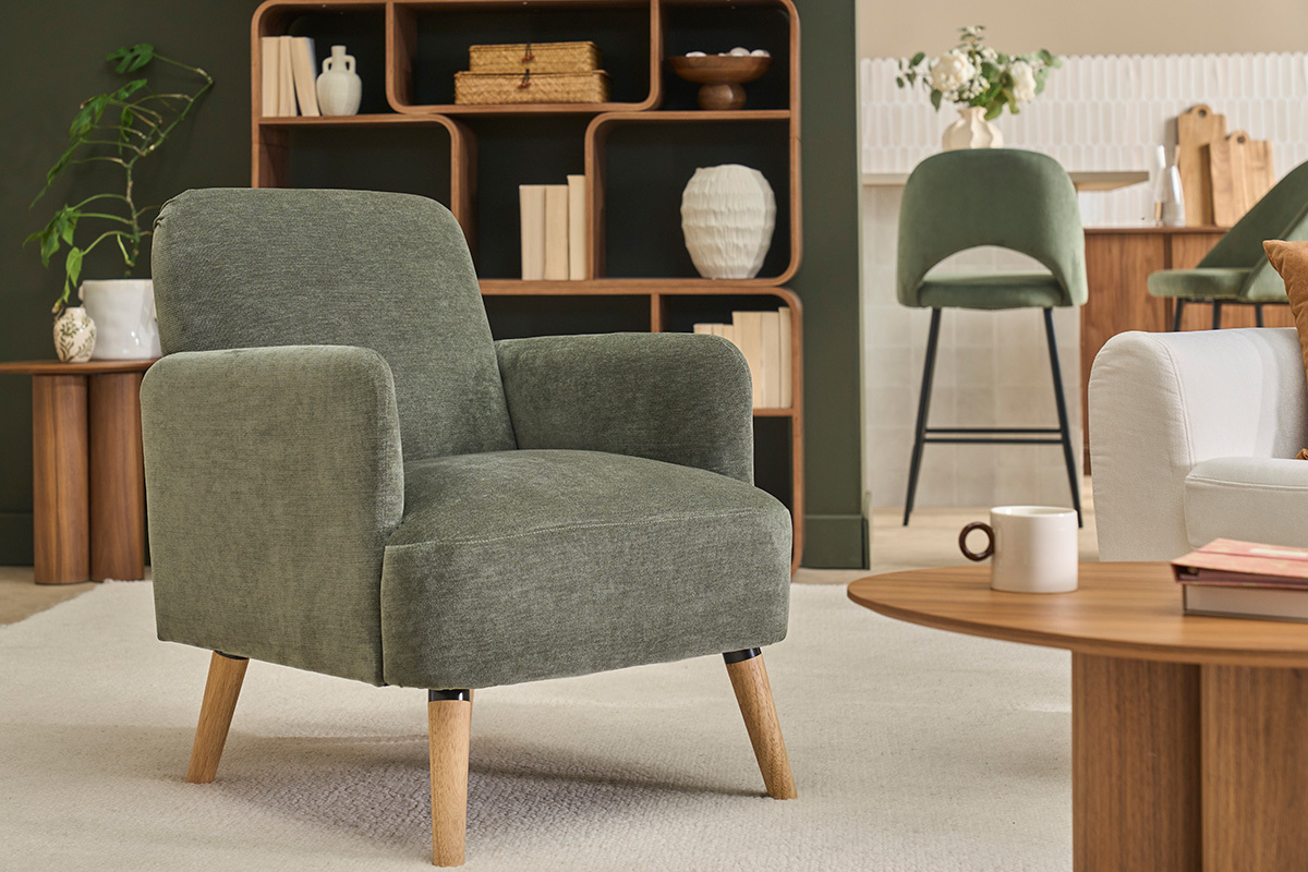 Fauteuil scandinave en tissu effet velours vert kaki et bois clair ISKO
