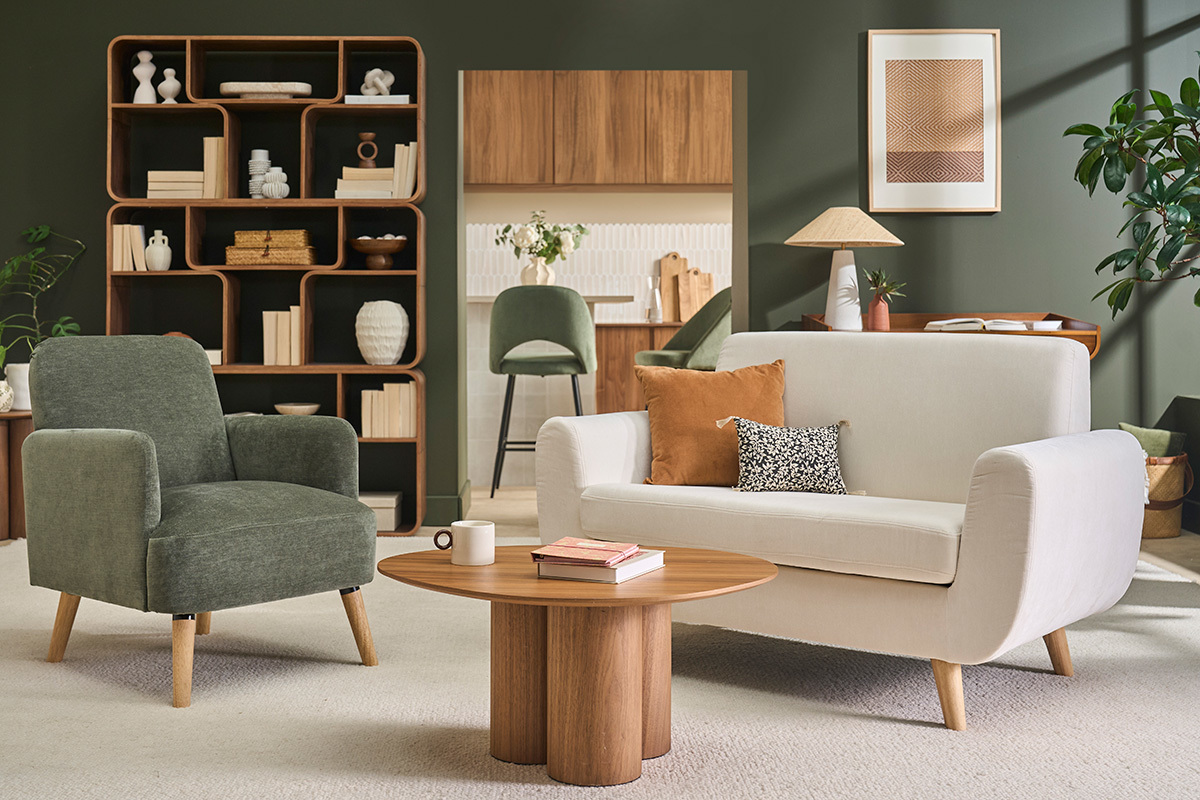 Fauteuil scandinave en tissu effet velours vert kaki et bois clair ISKO