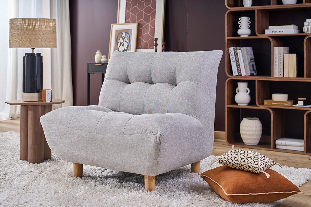 Fauteuil scandinave en tissu gris clair et bois clair YUMI