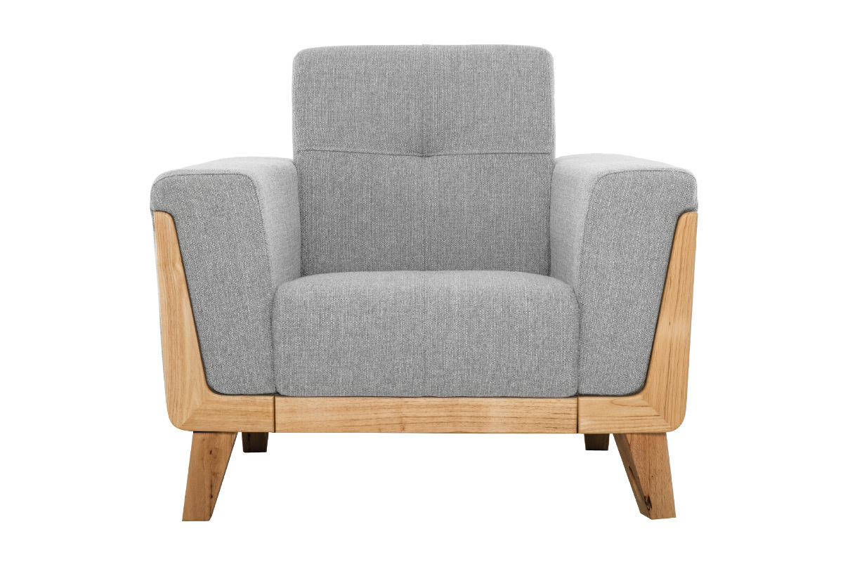 Fauteuil scandinave en tissu gris et bois clair, vue de face.